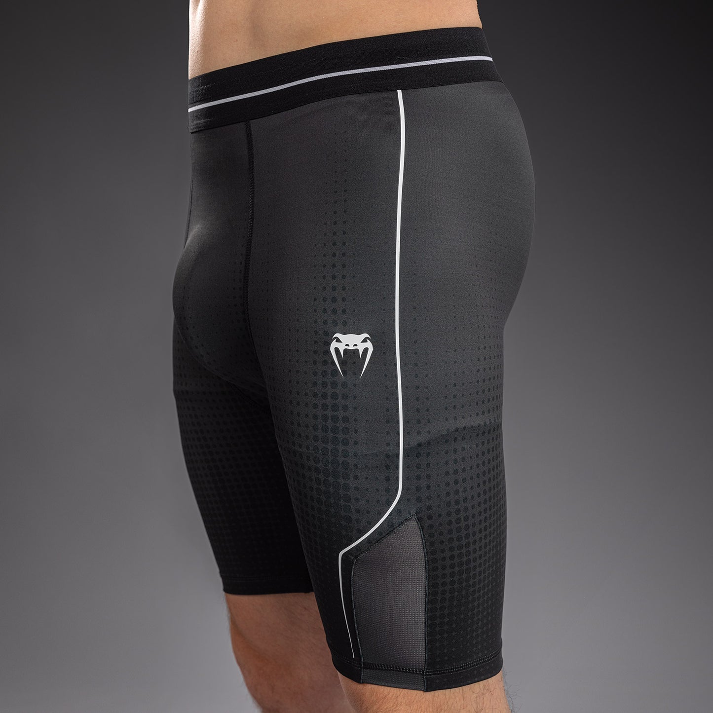 Venum Stealth Pantaloncini a Compressione – Nero/Bianco