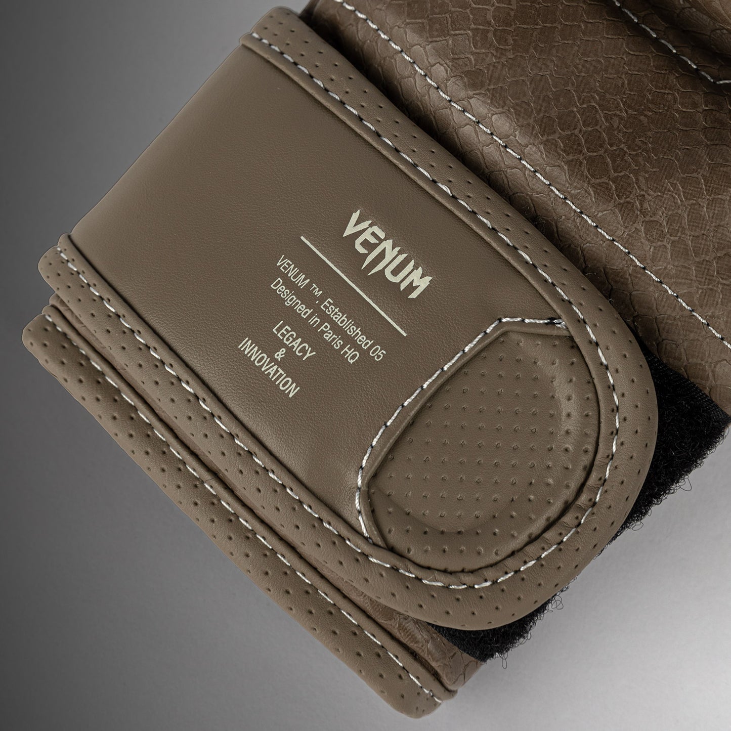 Venum Impact Evo Scales Guanti da MMA per Allenamento – Marrone