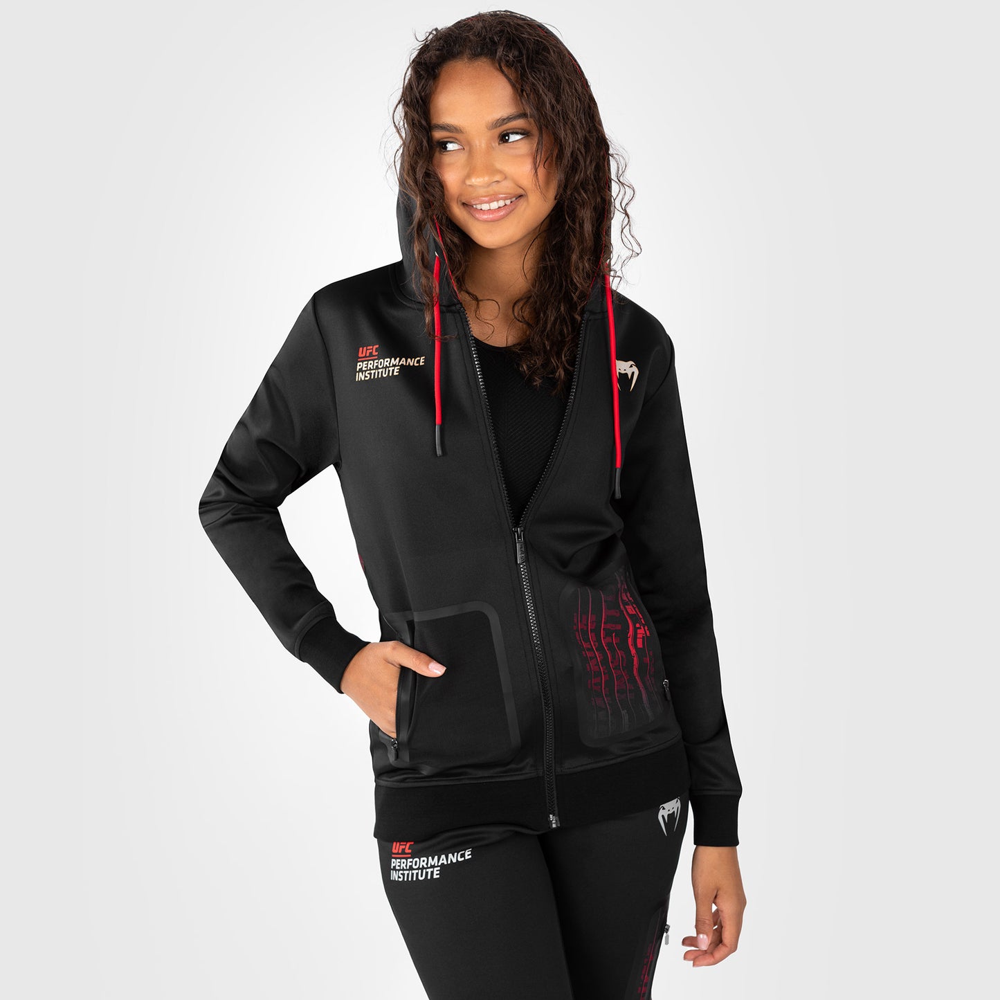 UFC Venum Performance Institute 2.0 Felpa con Cappuccio da Donna - Nero/Rosso