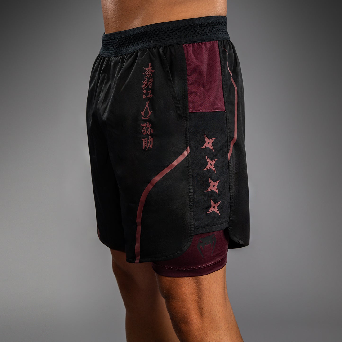 Venum x Assassin’s Creed Shadows Pantaloni da Allenamento da Uomo - Borgogna/Nero