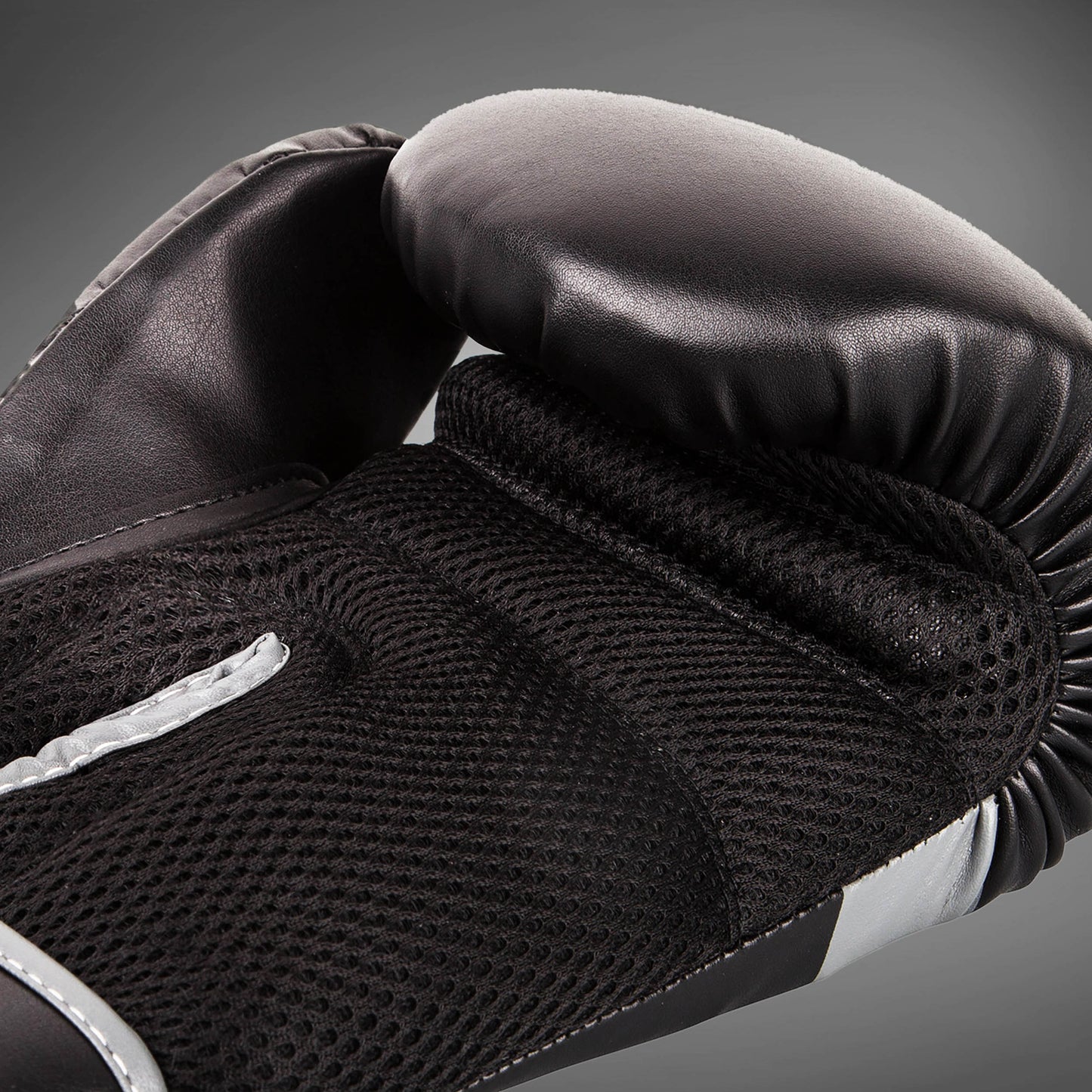 Ringhorns Charger by Venum Boxing Gloves – Nero