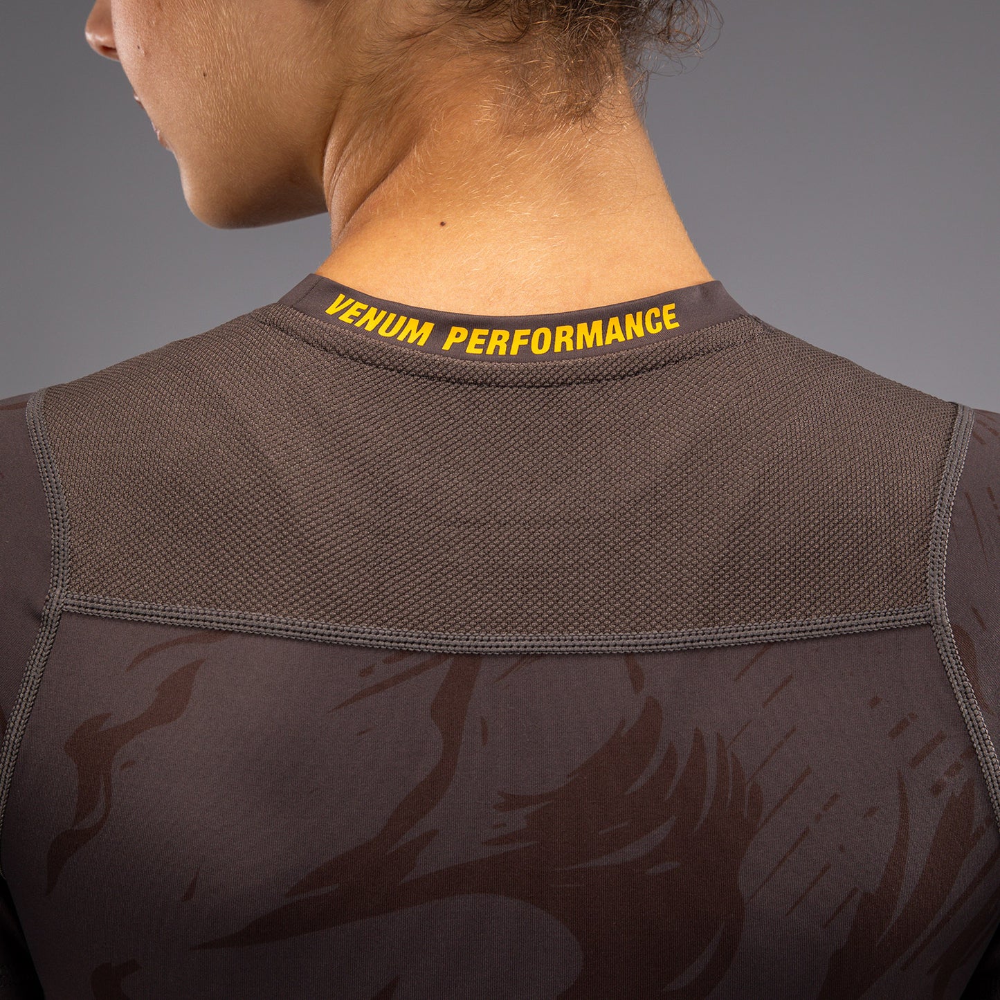 UFC Fusion by Venum Fight Week Rashguard a Manica Corta Performance per Donna - Marrone terra