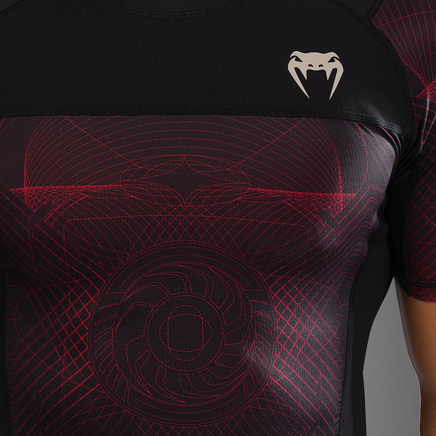 Venum G-Fit Air Rashguard a maniche Corte - Nero Profondo/Rosso Fuoco