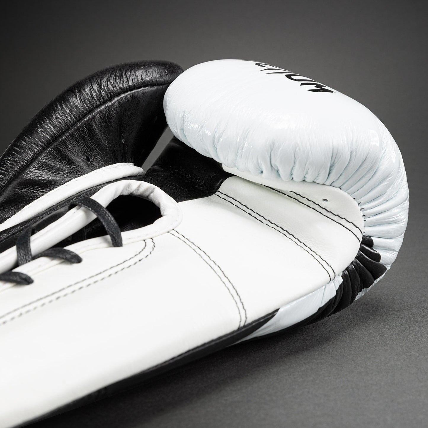 Guantoni da boxe professionali Venum Hammer con lacci - Nero/Bianco