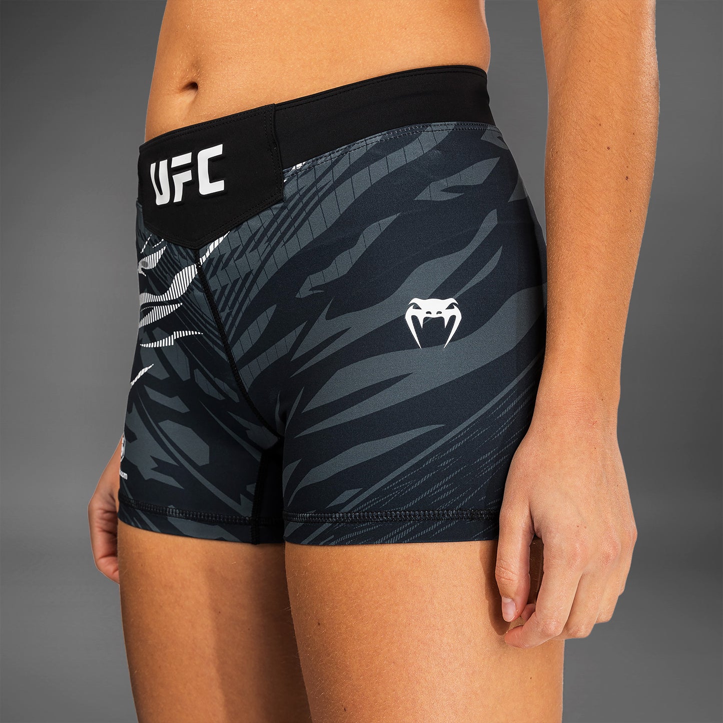 UFC Fusion by Venum Authentic Fight Night Vale Tudo Shorts per Donna - Fit Corto - Nero
