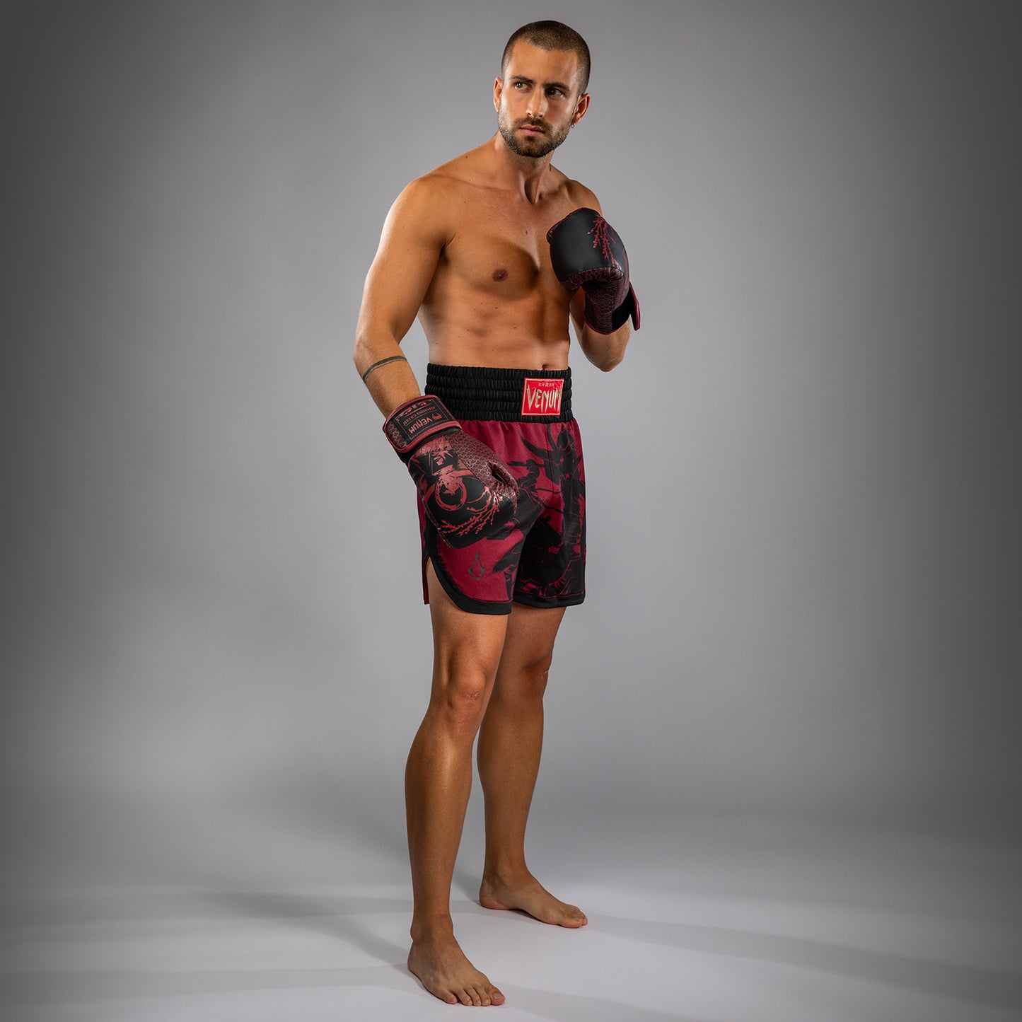 Venum x Assassin’s Creed Shadows Pantaloni da Boxe da Uomo - Borgogna/Nero