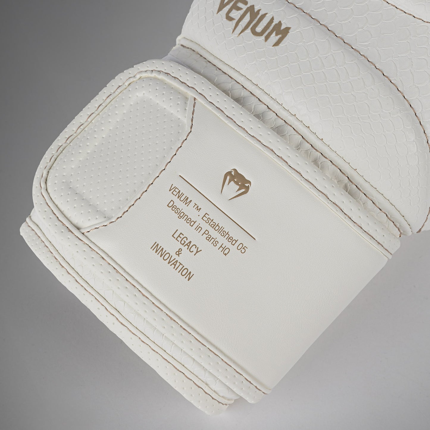 Venum Impact Evo Scales Guanti da boxe – Avorio