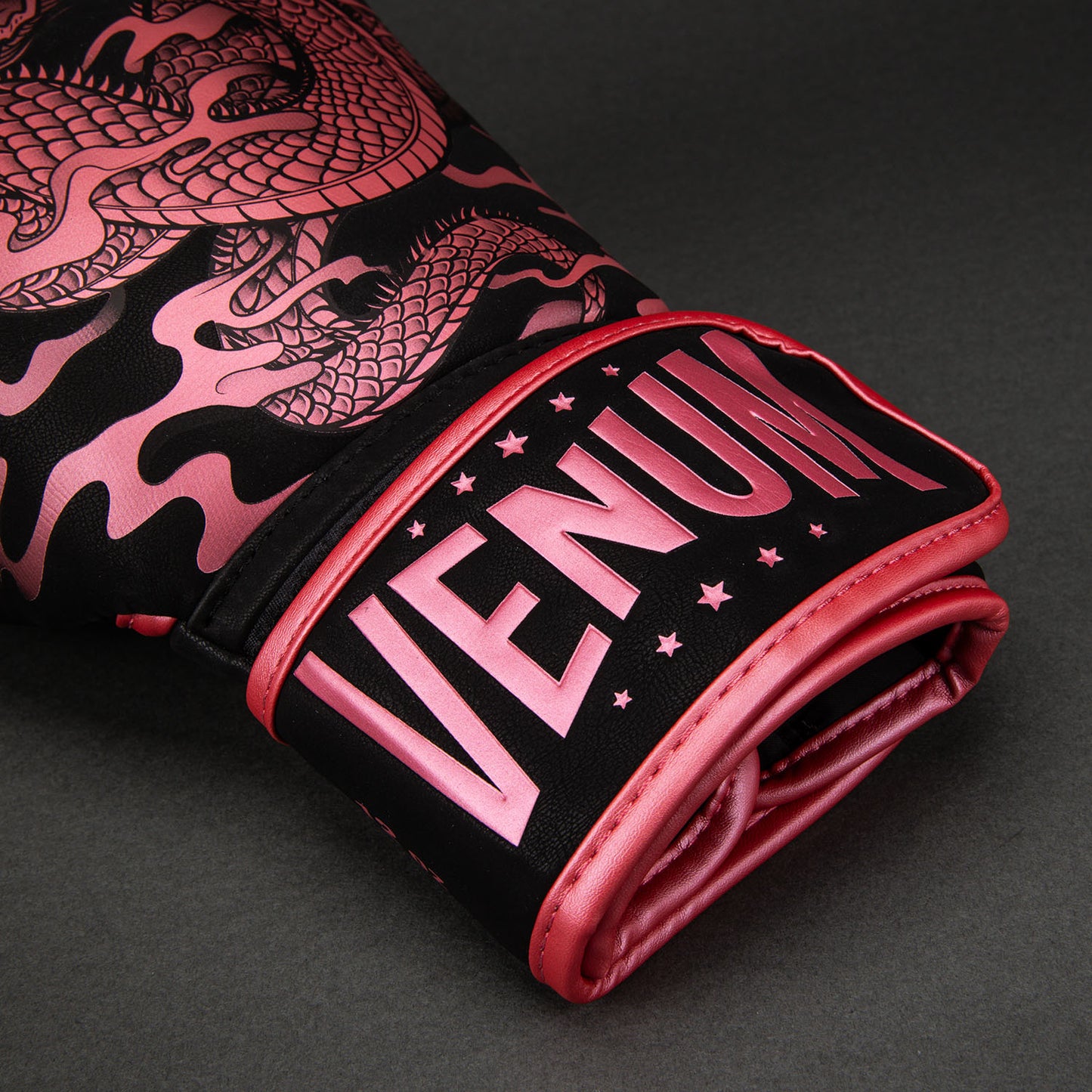 Guanti da boxe Venum Dragon's Flight - Nero / Rosa metallizzato