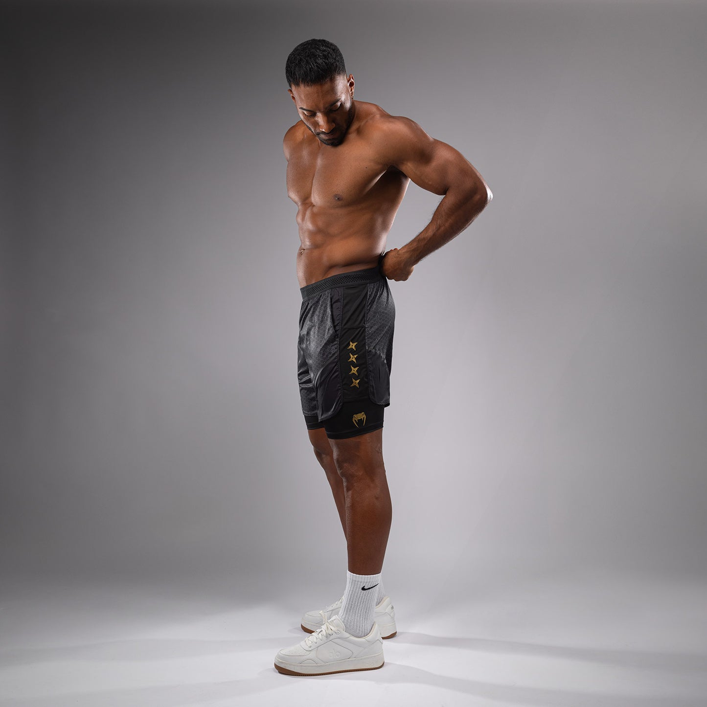 Venum x Assassin’s Creed Shadows Pantaloncini da allenamento da uomo - Nero/Oro