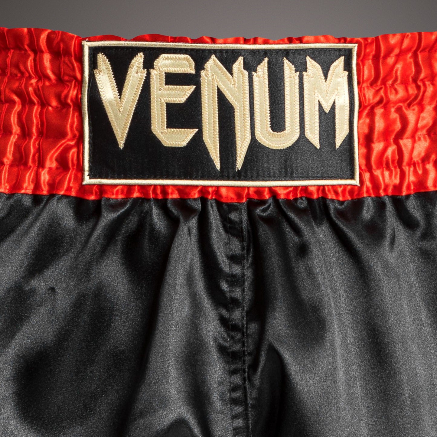 Venum Classic Pantaloncini da Muay Thai - Rosso/Nero/Oro