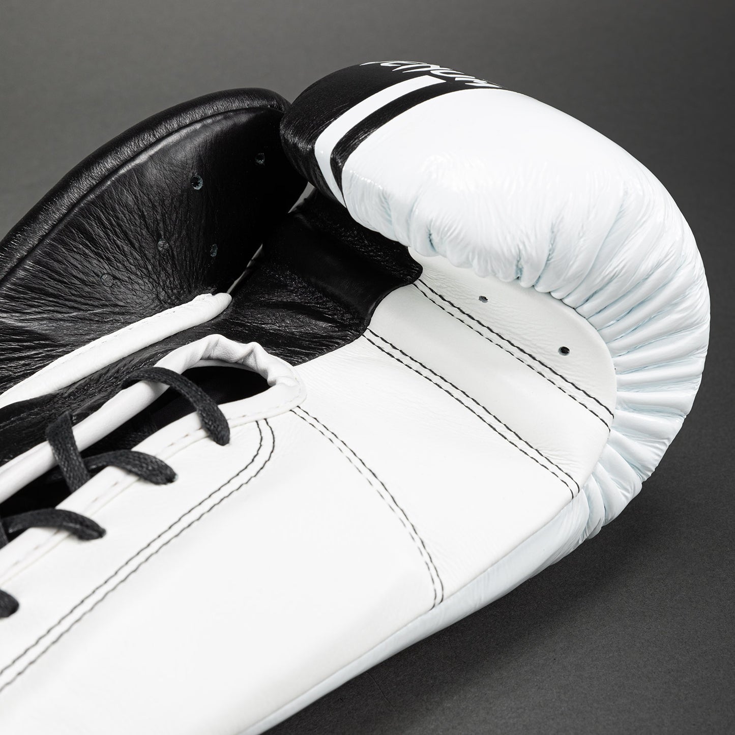 Guantoni da boxe Venum Shield Pro con lacci - Nero/Bianco