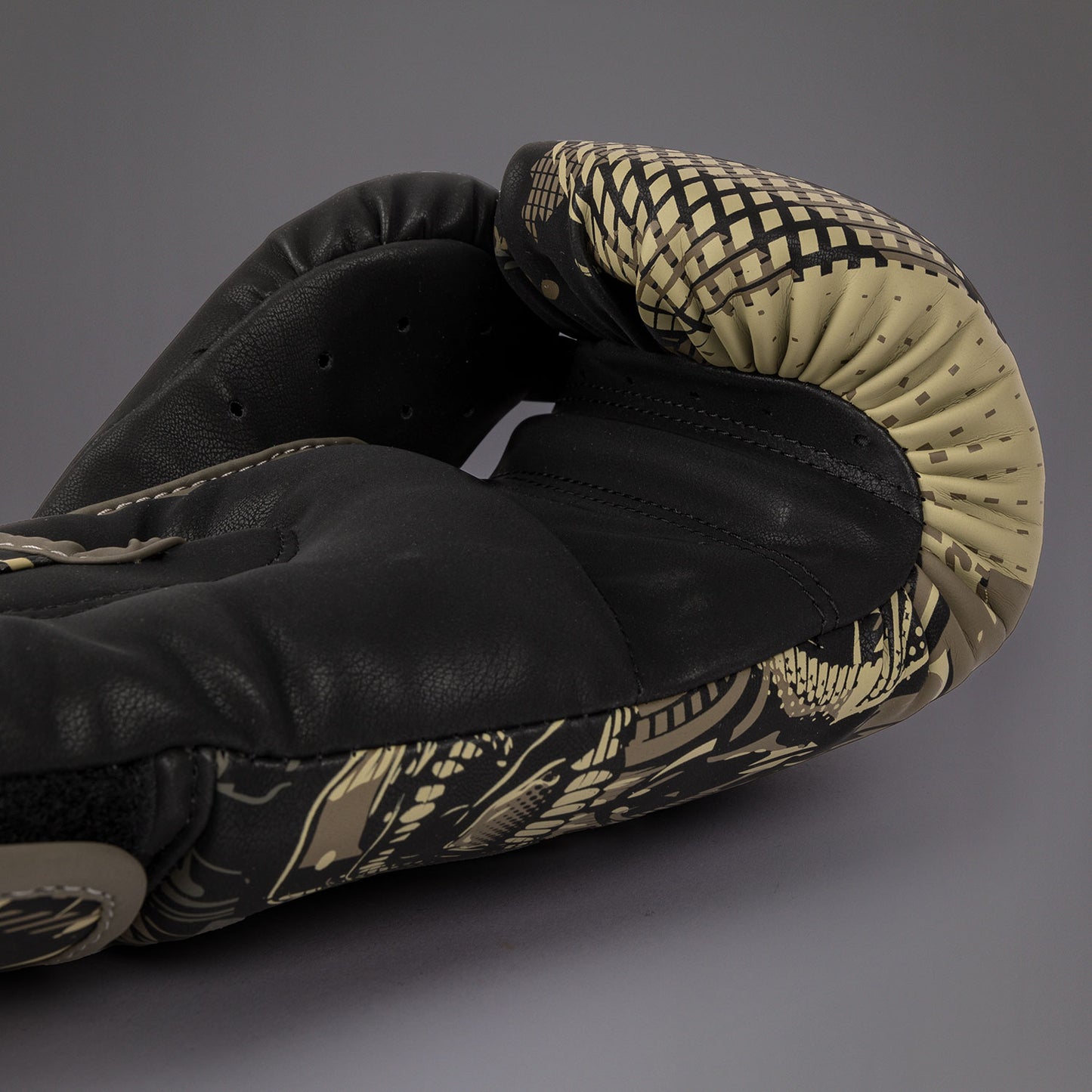 Venum Invader Guanti da Boxe - Nero/Sabbia