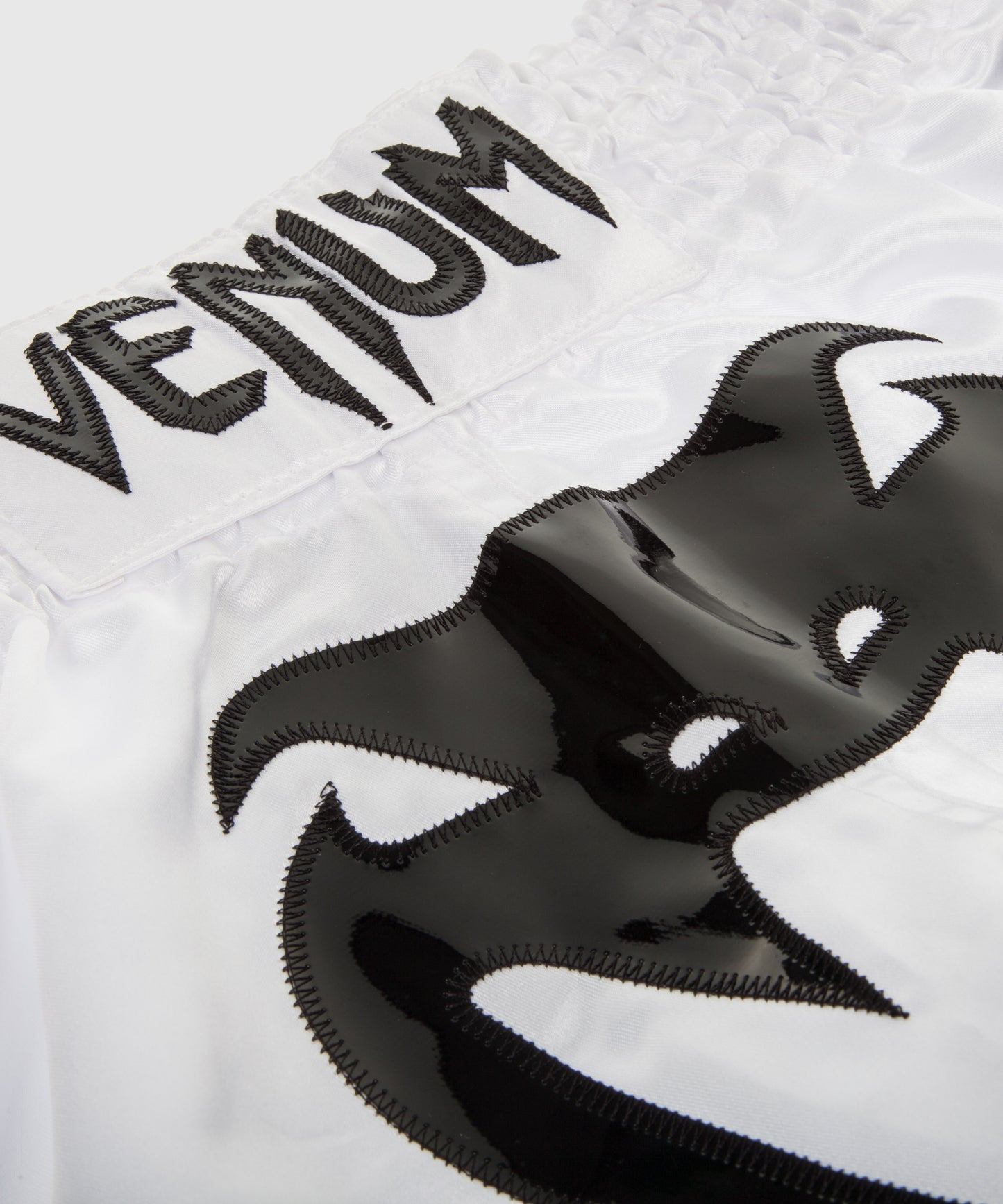 Pantaloncini da Muay Thai Venum Bangkok Inferno - Ghiaccio/Nero