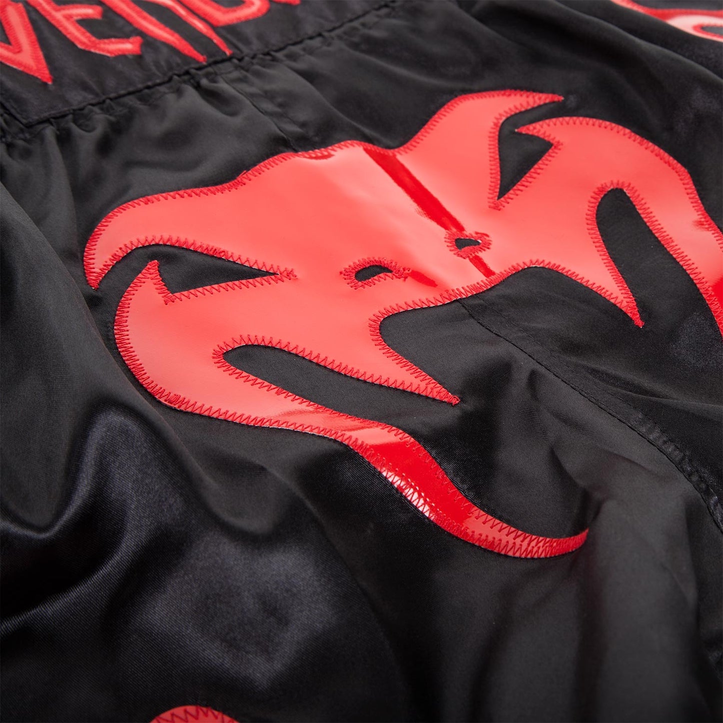 Pantaloncini da Muay Thai Venum Bangkok Inferno - Rosso/Diavolo