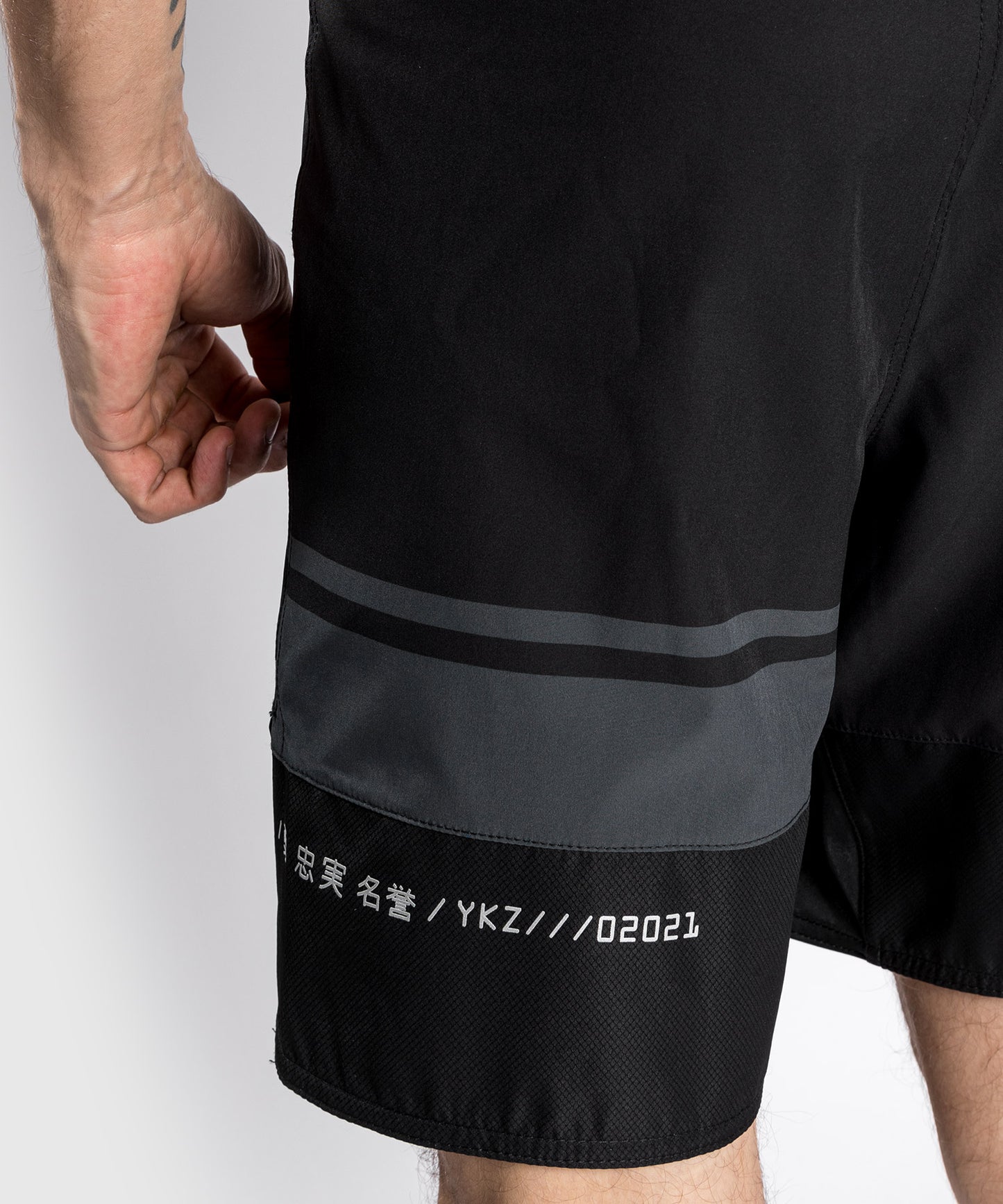 Pantaloncini da combattimento Venum YKZ21 - Nero/Nero