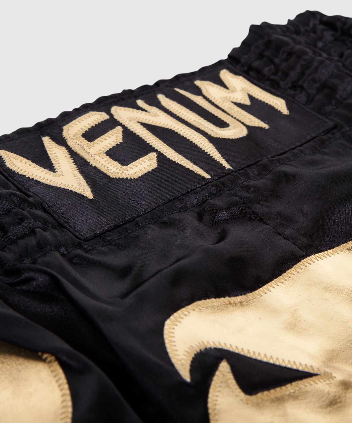 Pantaloncini da Muay Thai Venum Bangkok Inferno - Nero/Oro