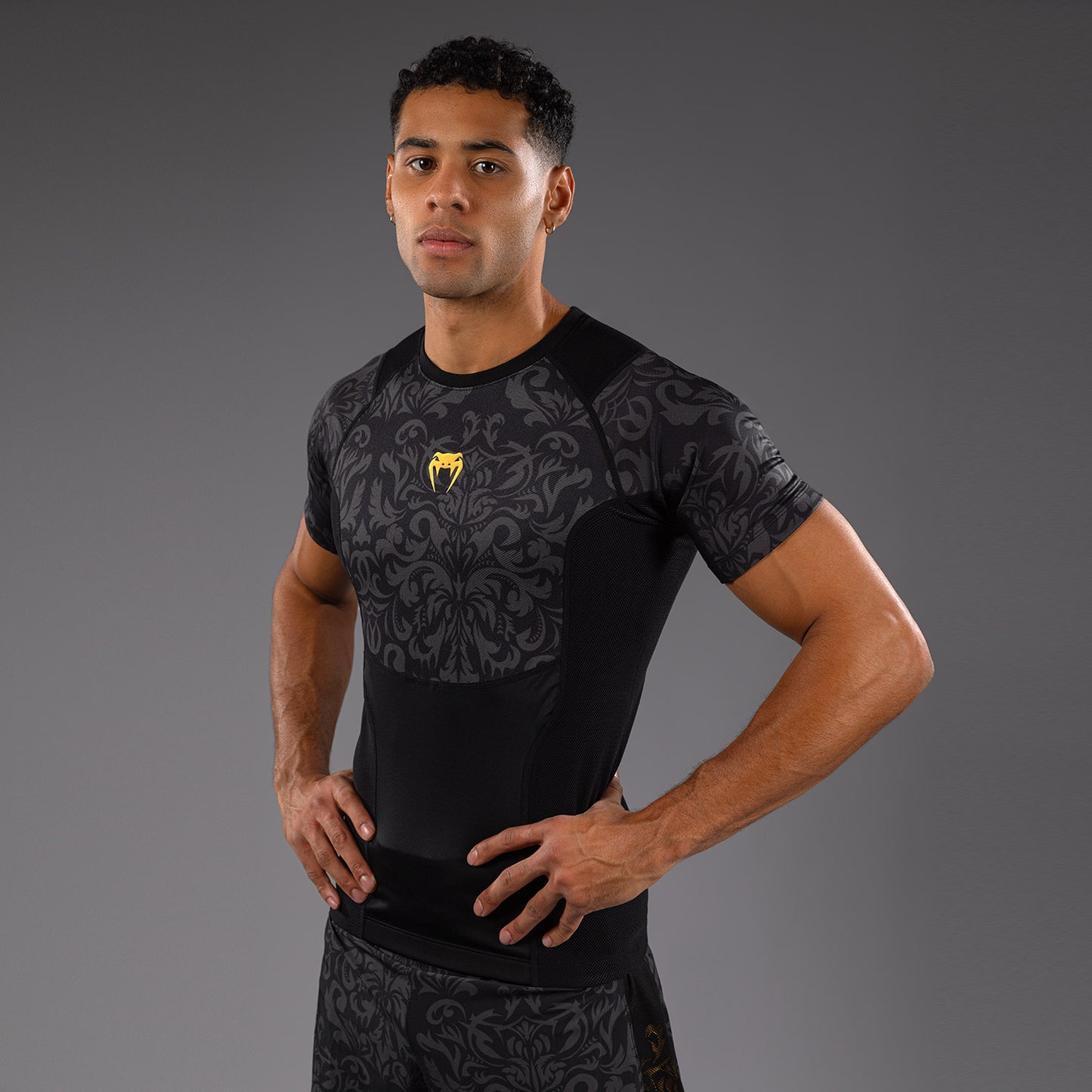 Venum x Topuria Unmatched Edition Rashguard a Maniche Corte - Nero/Oro