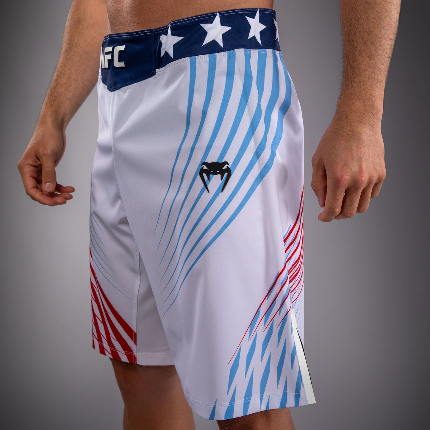 Official UFC Freedom 250 by Venum Authentic Fight Night Pantaloncini da combattimento taglio lungo da uomo - Bianco