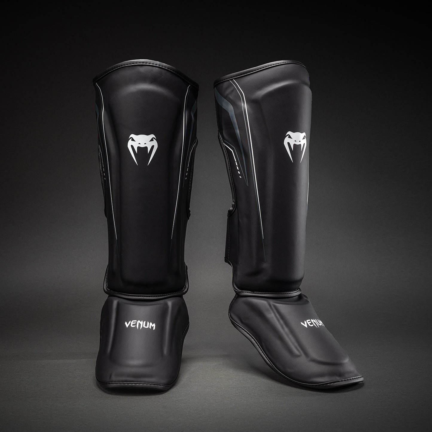 Venum Streamline Paratibie – Nero/Bianco