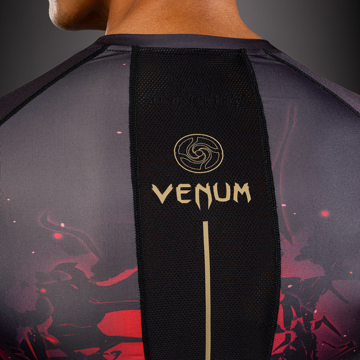 Jujutsu Kaisen x Venum Itadori Rashguard a Maniche Lunghe – Nero/Rosso