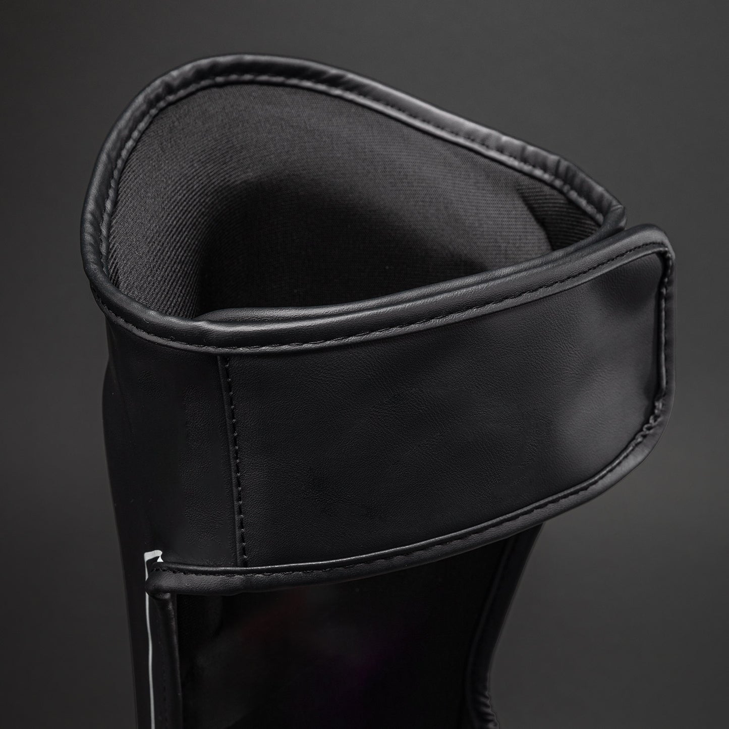 Venum Stealth Paratibie – Nero/Bianco