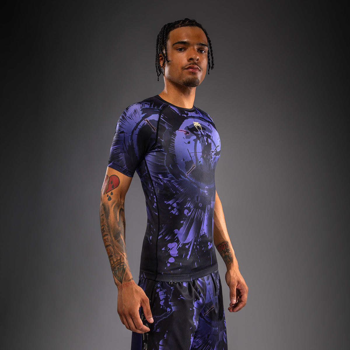 Jujutsu Kaisen x Venum Gojo Rashguard a Maniche Corte – Viola