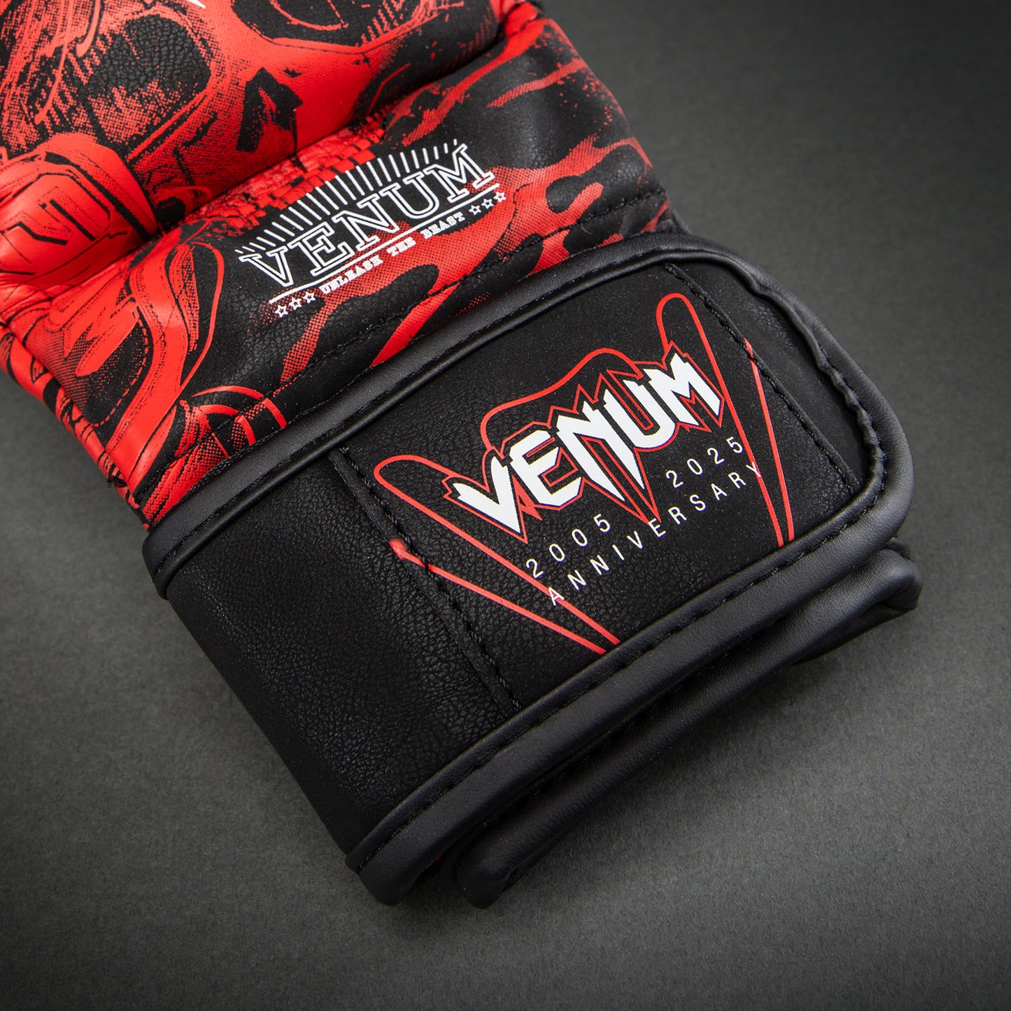 Venum 20th Anniversary Guanti da sparring - Nero/Rosso