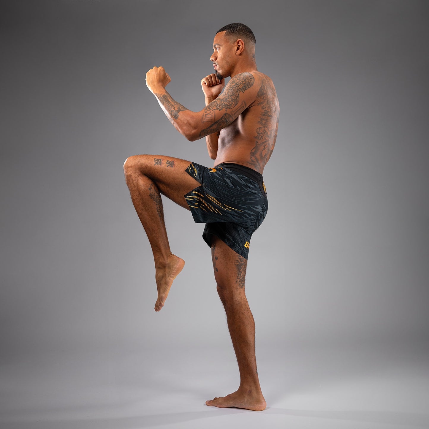 UFC Fusion by Venum Authentic Fight Night Shorts da Lotta per Uomo - Fit Corto - Champion
