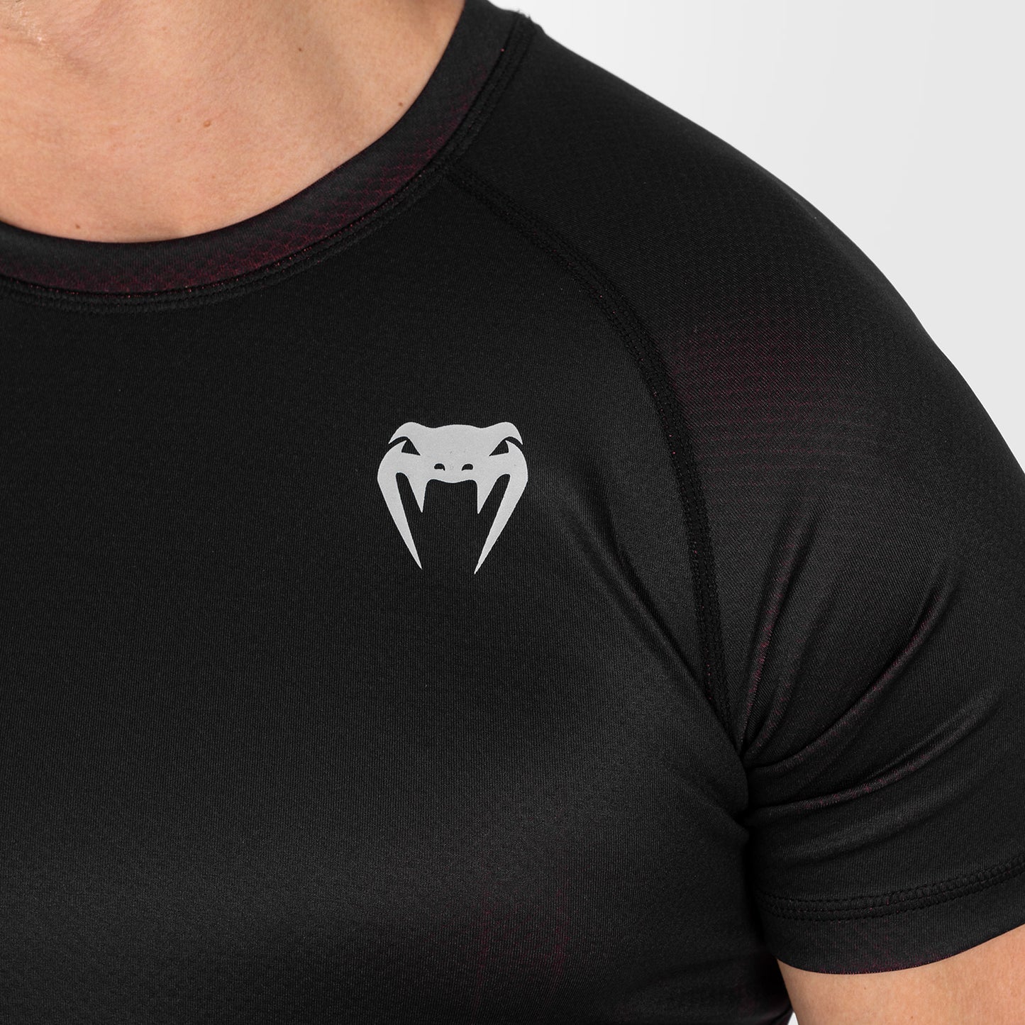 UFC Venum Performance Institute 2.0 Rashguard a maniche corte da uomo - Nero/Rosso