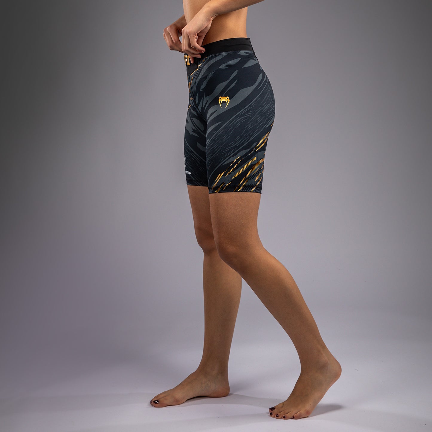 UFC Fusion by Venum Authentic Fight Night Vale Tudo Shorts per Donna - Fit Largo - Champion