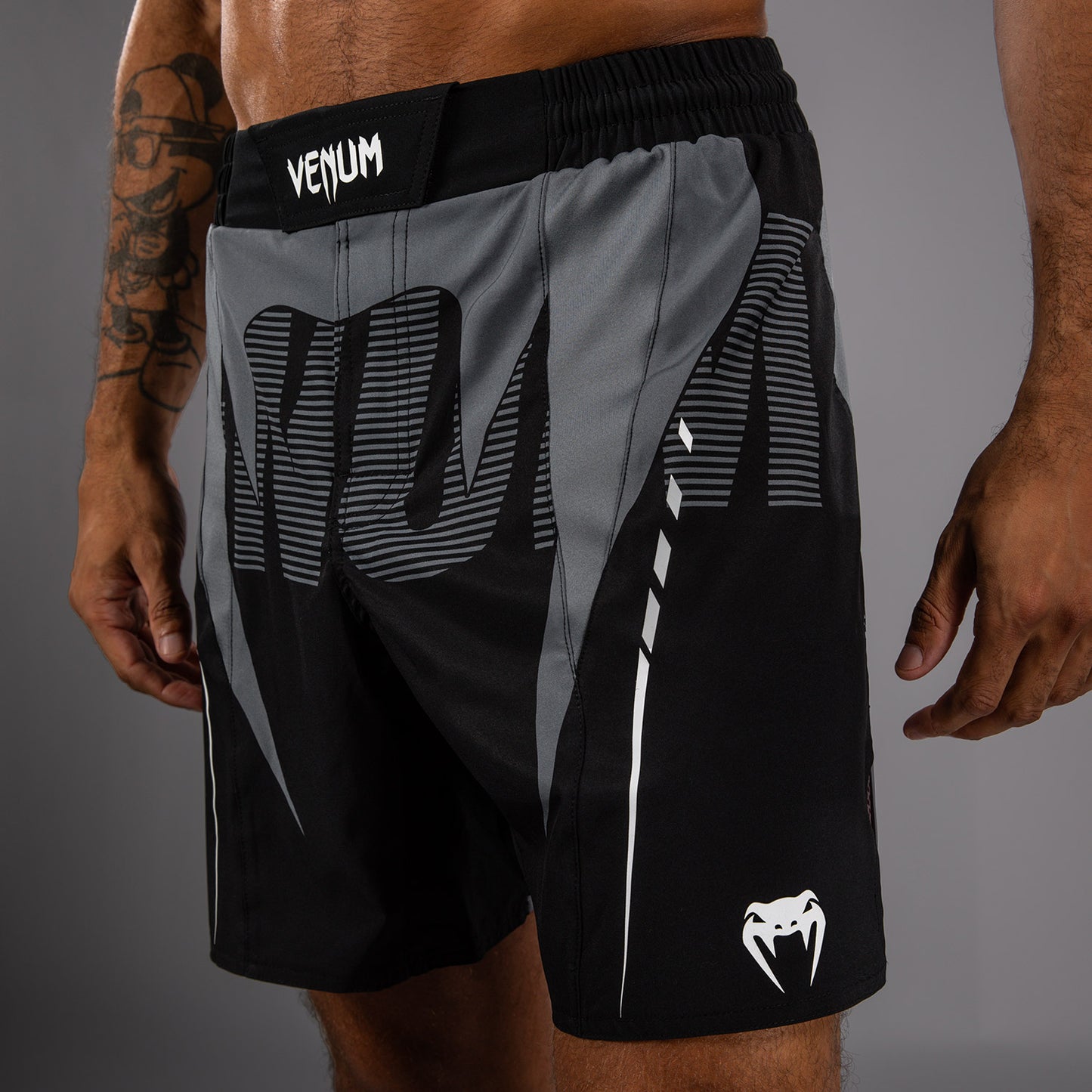 Venum Adrenaline Pantaloncini da combattimento – Nero/Grigio Argento