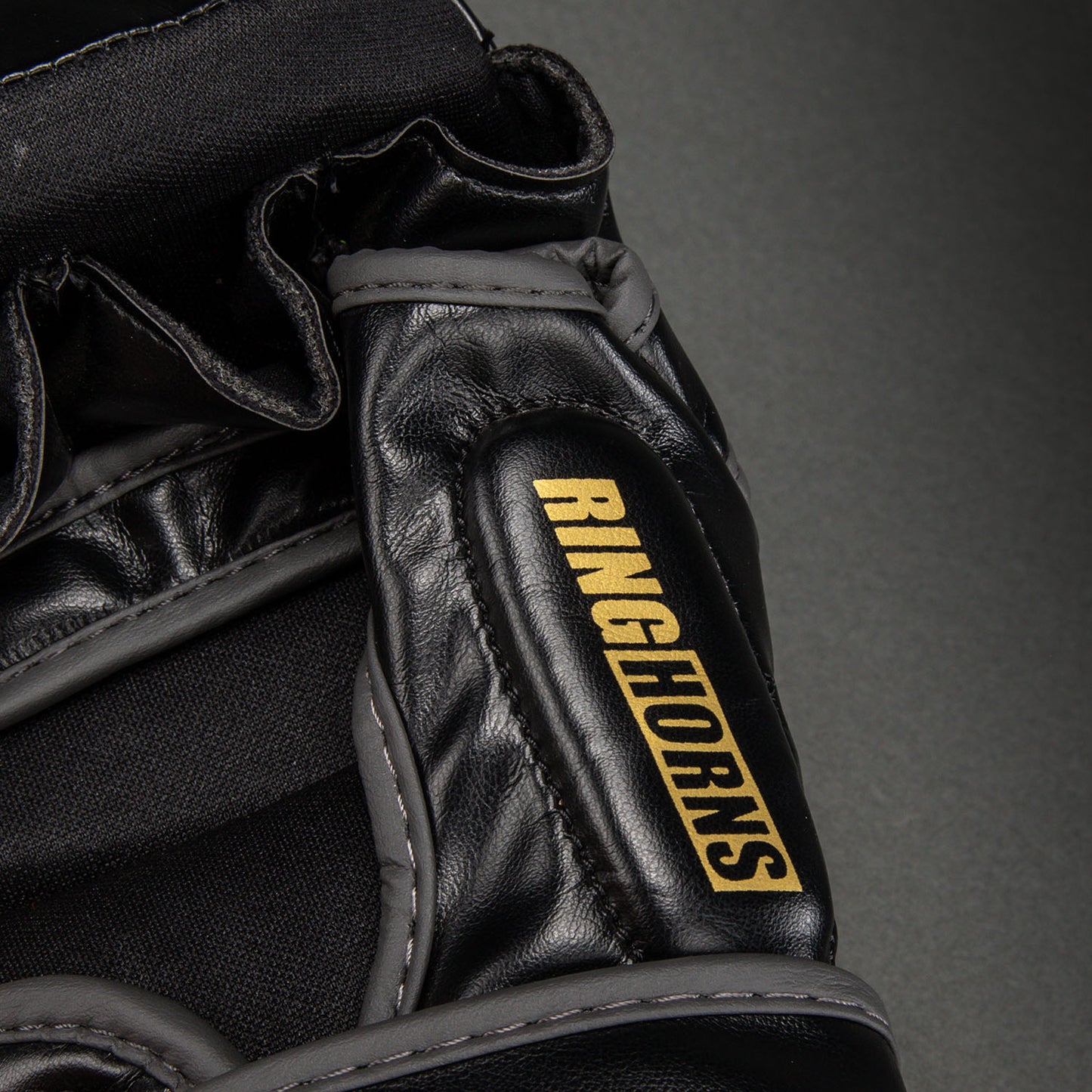 Ringhorns Charger by Venum Guanti da sparring MMA - Nero/Oro