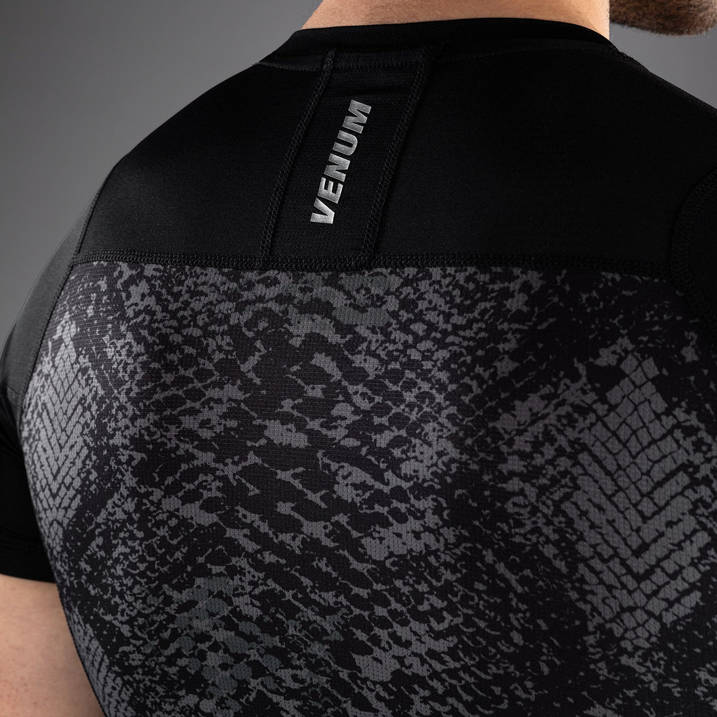 Venum G-Fit Scales Rashguard a Maniche Corte – Nero/Grigio Carbone