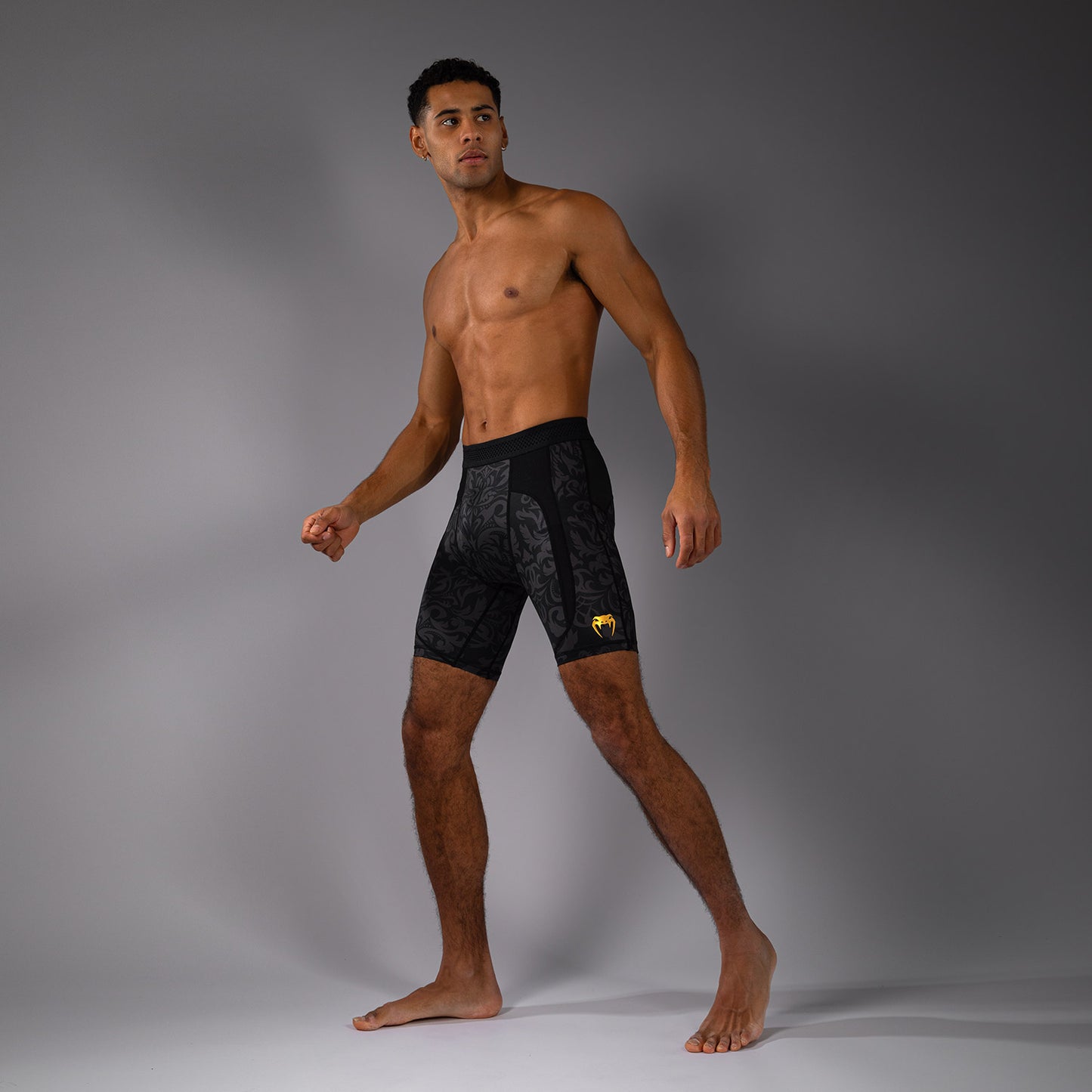 Venum x Topuria Unmatched Edition Pantaloncini a compressione - Nero/Oro