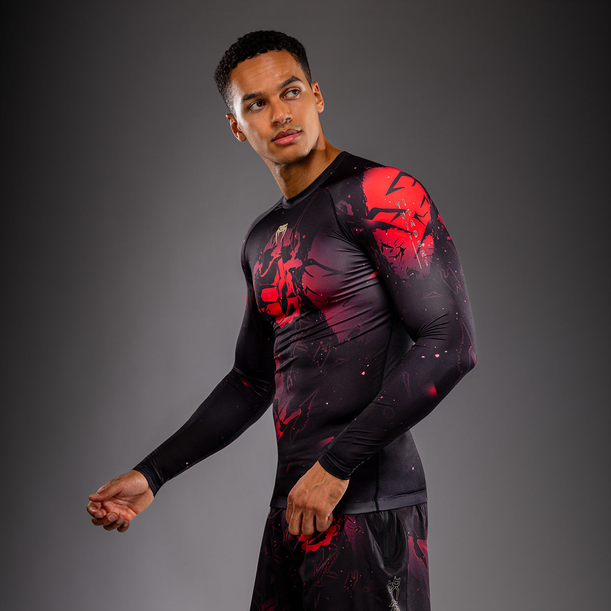 Jujutsu Kaisen x Venum Itadori Rashguard a Maniche Lunghe – Nero/Rosso