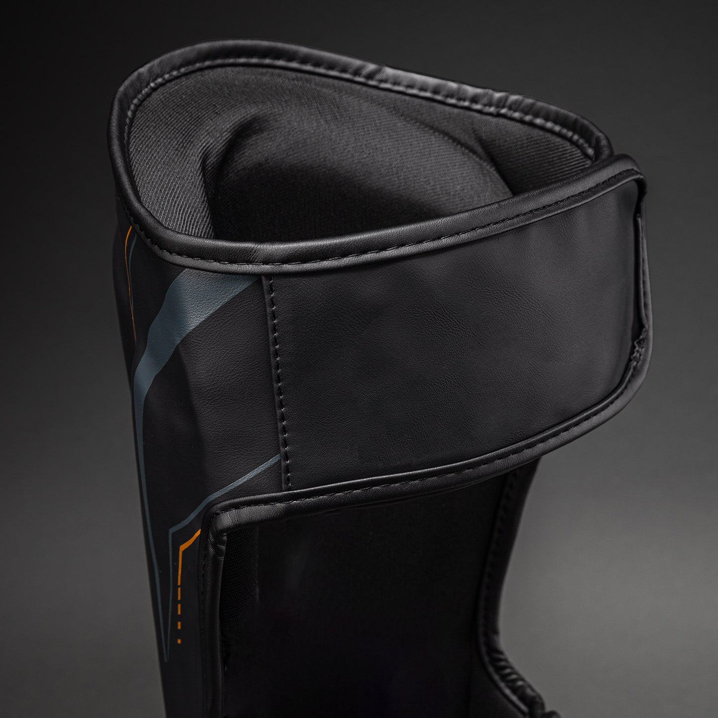 Venum Streamline Paratibie – Nero/Oro