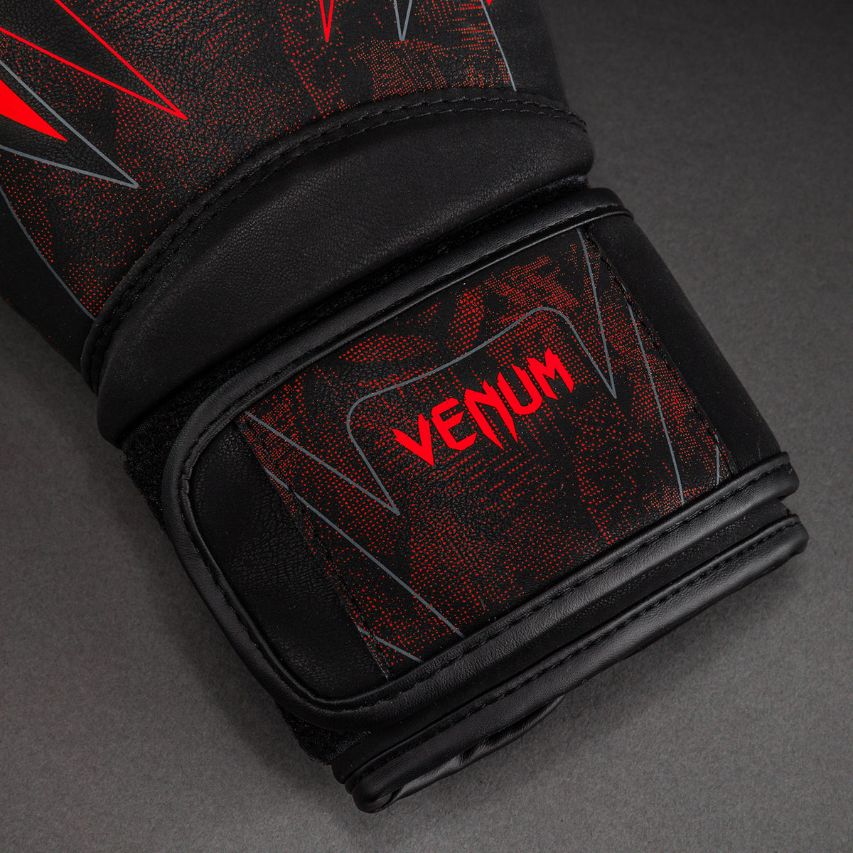 Venum Impact Amazonia Reborn Guantoni da boxe Impact - Nero/Rosso