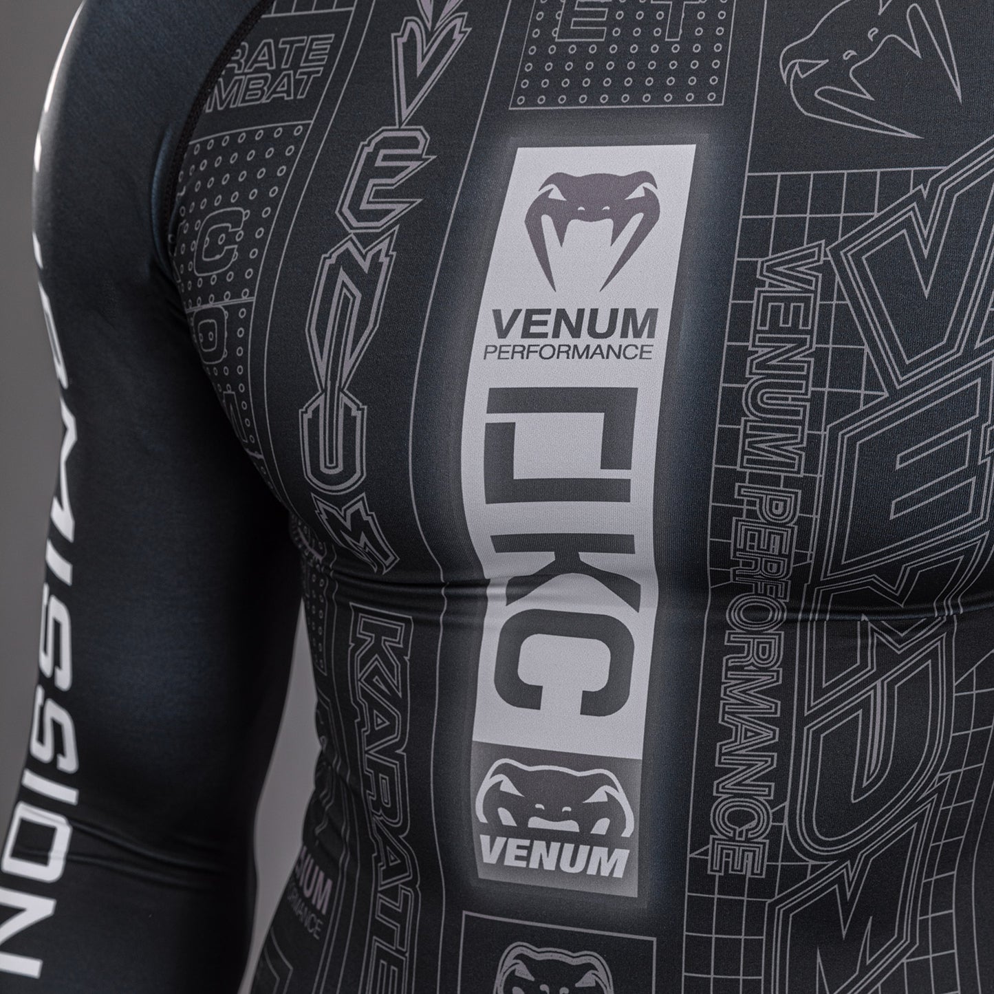 Karate Combat by Venum Rashguard a Maniche Lunghe – Nero/Grigio