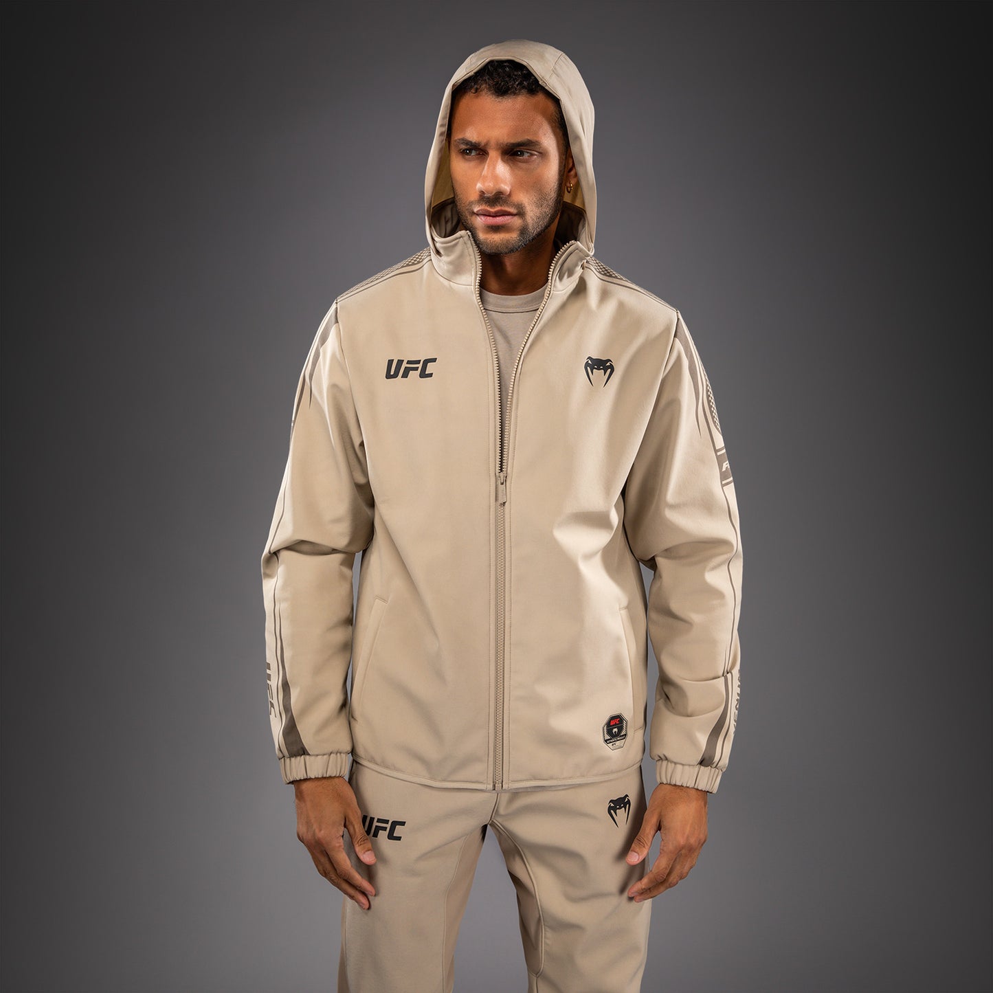 Venum UFC Unity by Venum Authentic Fight Week Felpa con Cappuccio e Zip da Uomo - Sabbia