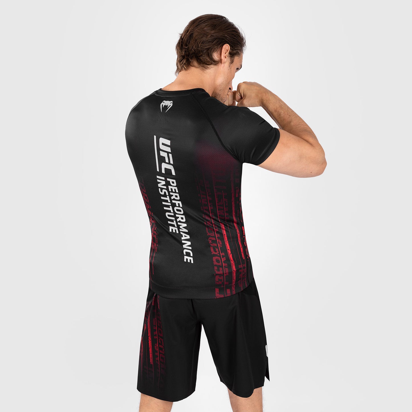 UFC Venum Performance Institute 2.0 Rashguard a maniche corte da uomo - Nero/Rosso