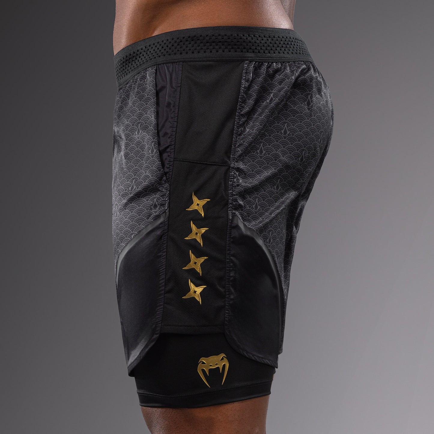 Venum x Assassin’s Creed Shadows Pantaloncini da allenamento da uomo - Nero/Oro