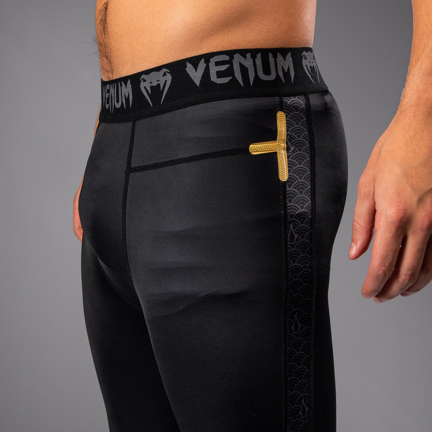 Venum x Assassin’s Creed Shadows Pantaloni a compressione - Nero/Oro
