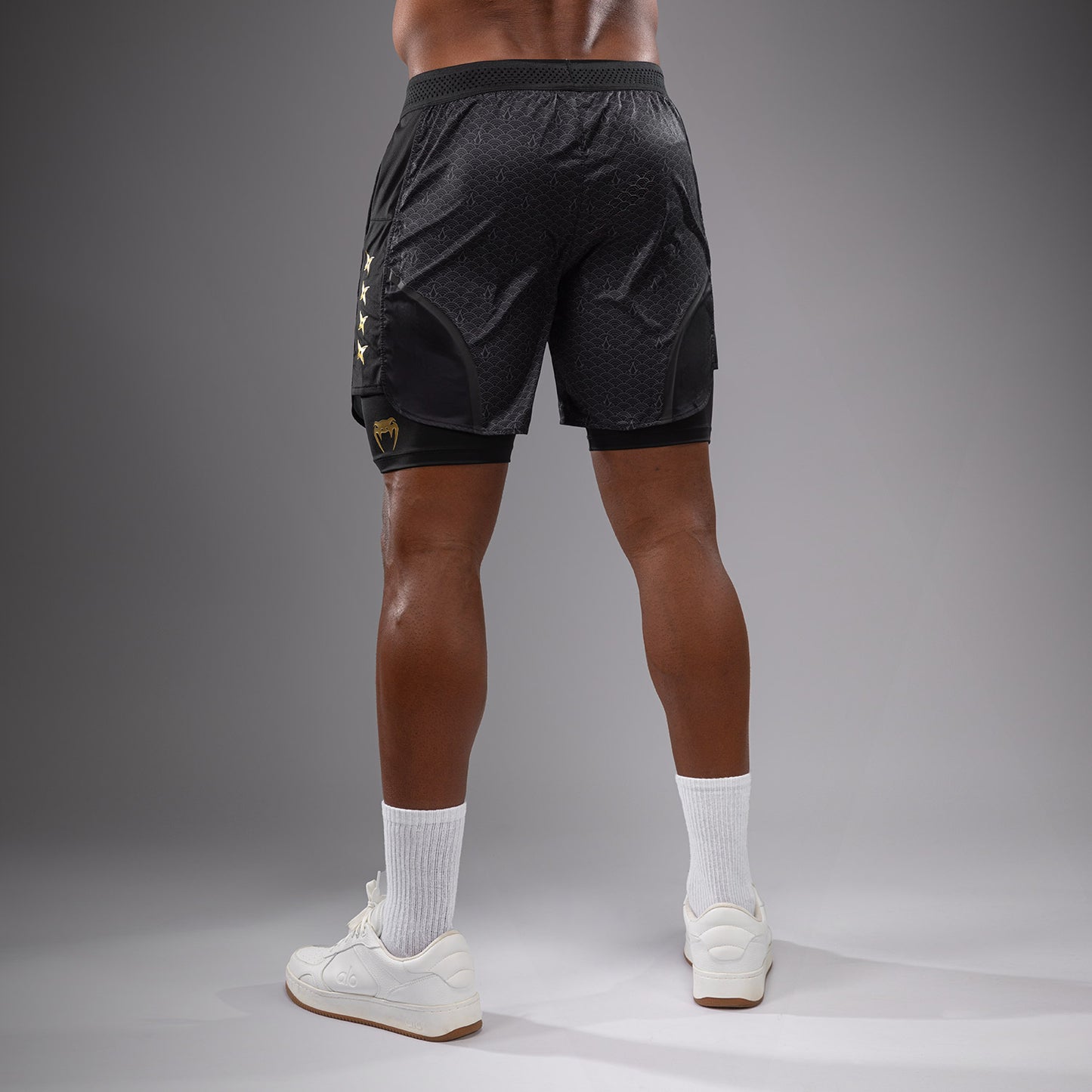 Venum x Assassin’s Creed Shadows Pantaloncini da allenamento da uomo - Nero/Oro