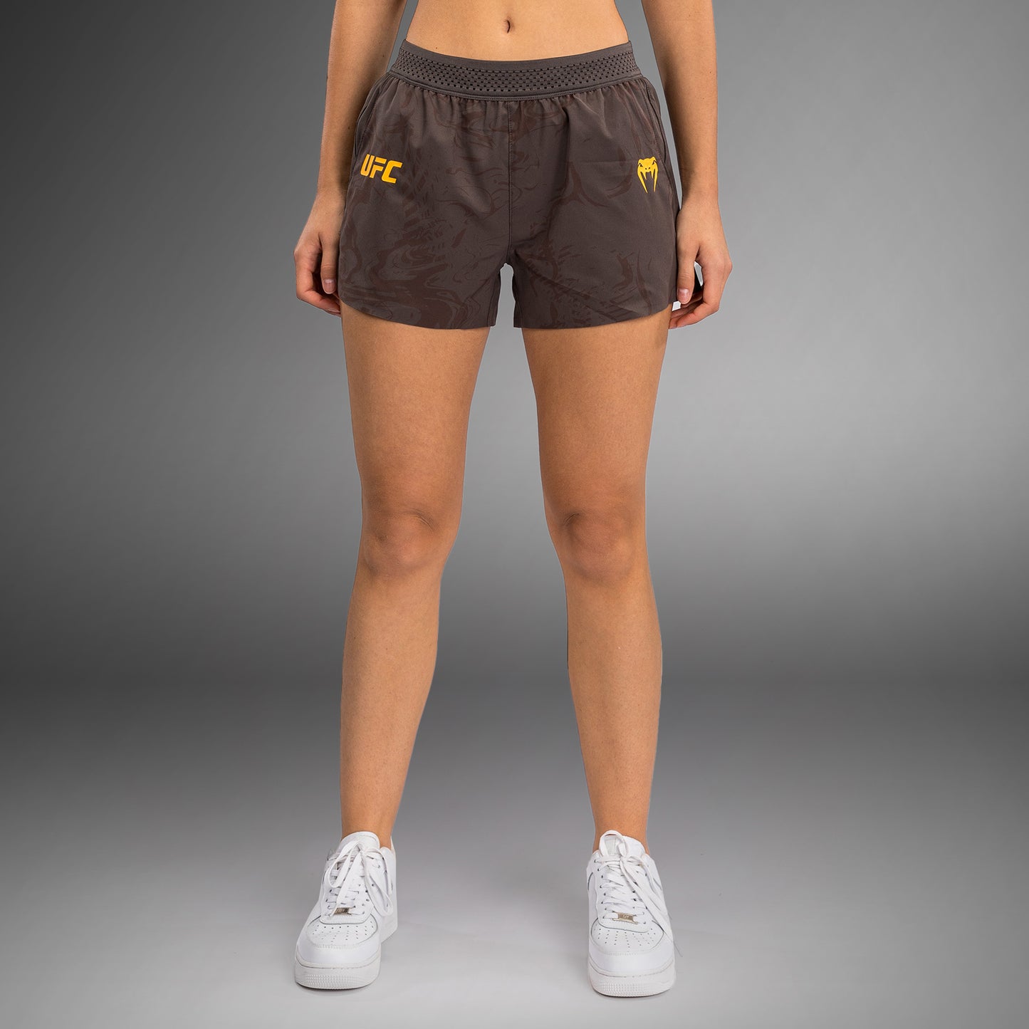 UFC Fusion by Venum Fight Week Shorts Performance per Donna - Marrone terra