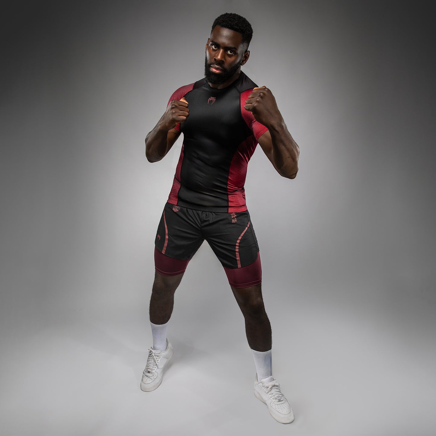 Venum x Assassin’s Creed Shadows Maglietta a maniche corte Rashguard da Uomo - Borgogna/Nero