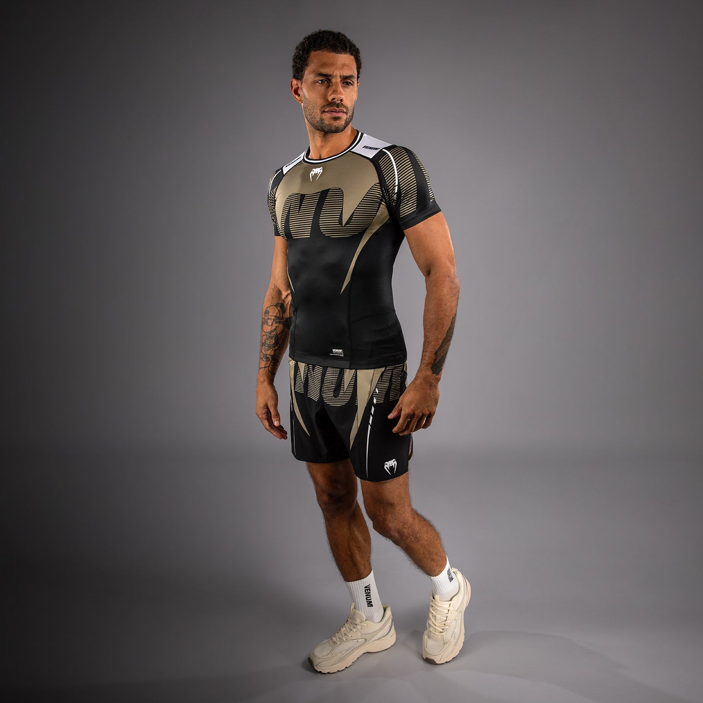 Venum Adrenaline Rashguard a maniche corte – Nero/Sabbia