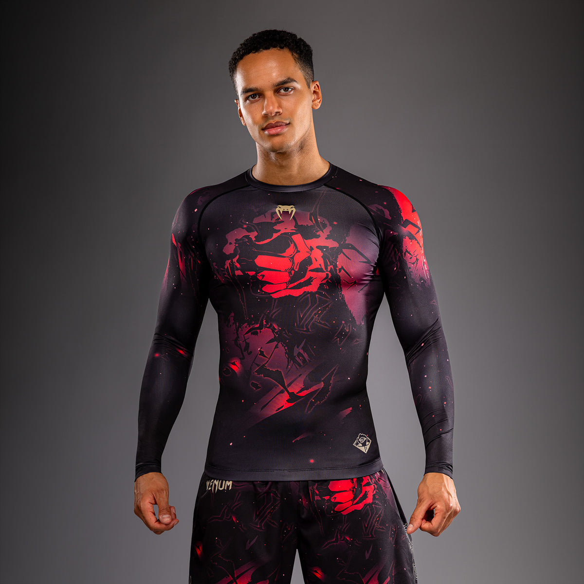 Jujutsu Kaisen x Venum Itadori Rashguard a Maniche Lunghe – Nero/Rosso
