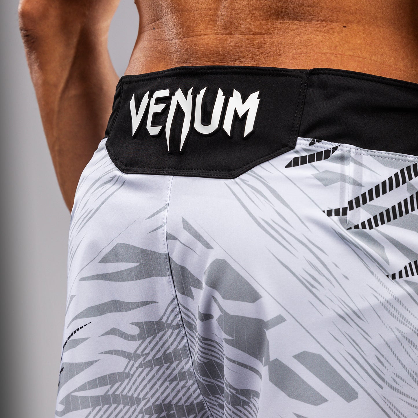 UFC Fusion by Venum Authentic Fight Night Shorts da Lotta per Uomo - Fit Corto - Bianco