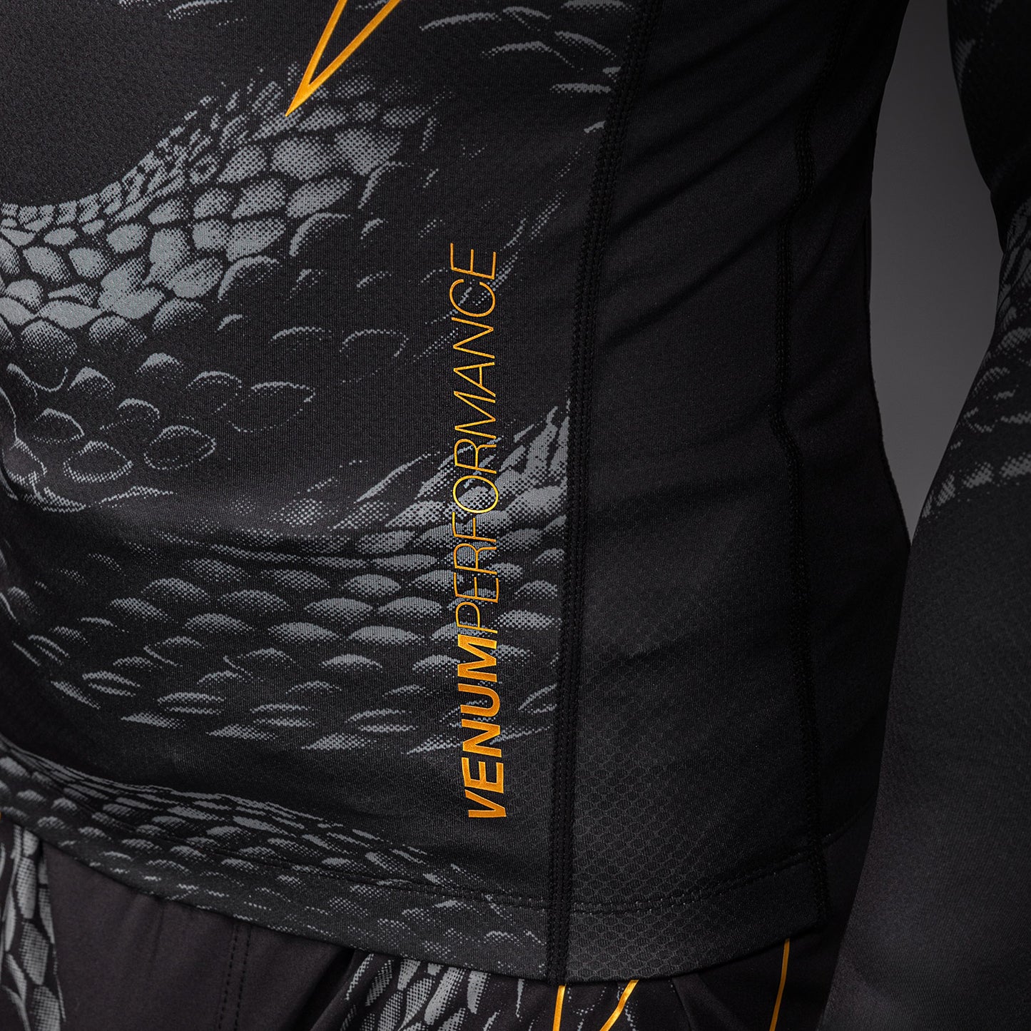 Venum Matupa Rashguard a Maniche Lunghe - Nero/Grigio/Oro