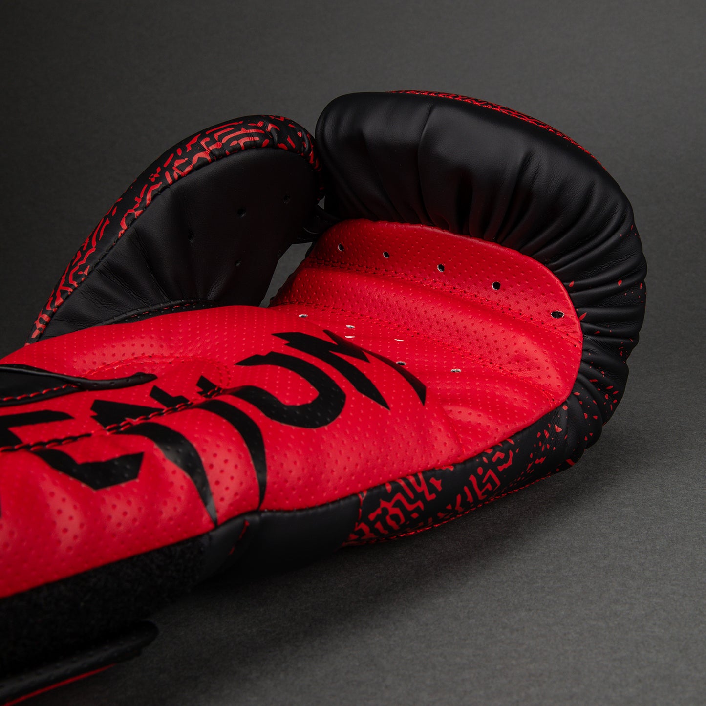 Venum x TEKKEN 8 Guantoni da Boxe - Kazuya - Rosso/Nero